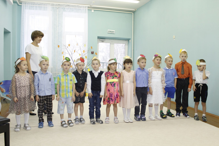 Утренний праздник старшей группы "Пчелки".